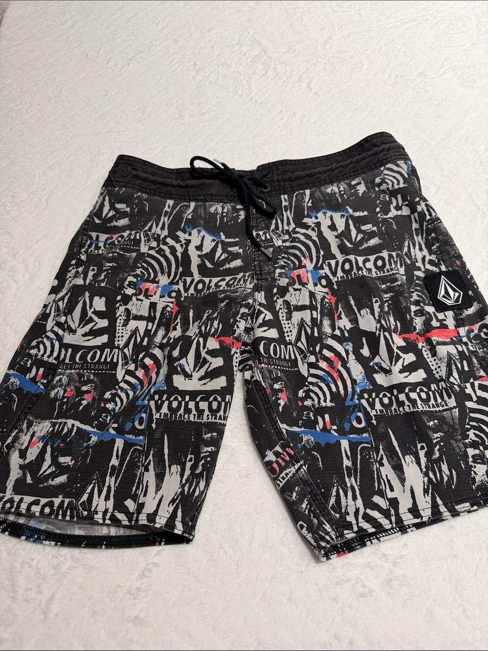 Volcom Men’s Black Graffiti Print Swim Trunks size 28